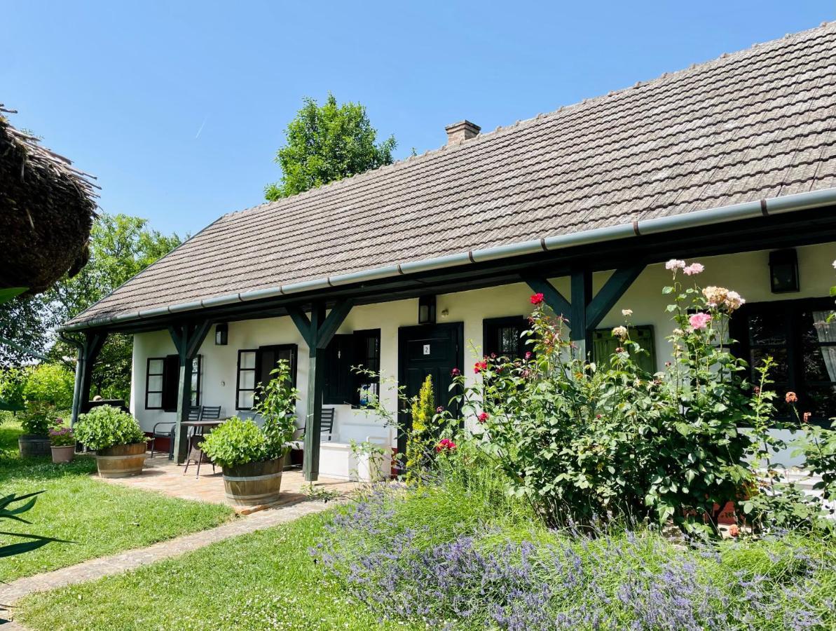 Lelle Vineyard Cottages Balatonlelle Exterior photo